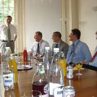 Setkání s předsedou ODS Mirkem Topolánkem a Ladislavem Mikem, ředitelem z Generálního ředitelství Evropské komise pro životní prostředí, červen 2005