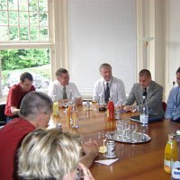 Setkání s předsedou ODS Mirkem Topolánkem a Ladislavem Mikem, ředitelem z Generálního ředitelství Evropské komise pro životní prostředí, červen 2005