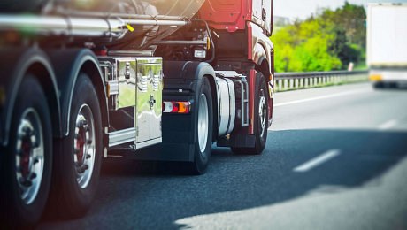Dopravní výbor navrhuje opatření pro „zelenější“ kamiony a autobusy