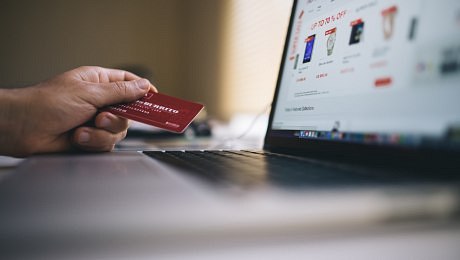 Parlament podpořil nová pravidla pro výběr DPH z nákupů na online tržištích