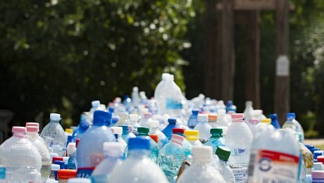 EU se bude podílet na vyjednávání mezinárodní dohody o snížení znečištění plasty