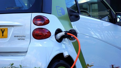 Komise chce vyrobit baterii pro elektromobily vlastnostmi srovnatelnou s dnešními automobily