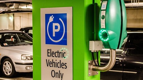 Evropská komise dala zelenou platbě pro Česko: 614 milionů eur na bydlení, mobilitu a úspory energie